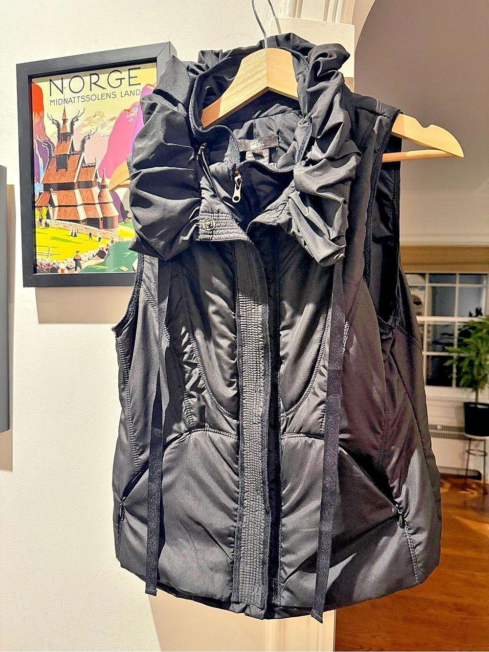 Luii Black Puffer Vest with Dramatic Ruffle Collar - Size Small